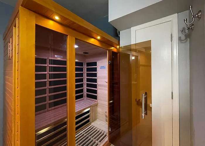 Couples Retreat With Hot Tub, Sauna And Steam Room