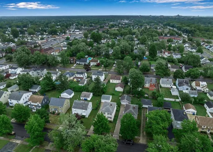Gorgeous 2 Queen Bedroom Apartment In North Buffalo With 70 Inch Tv