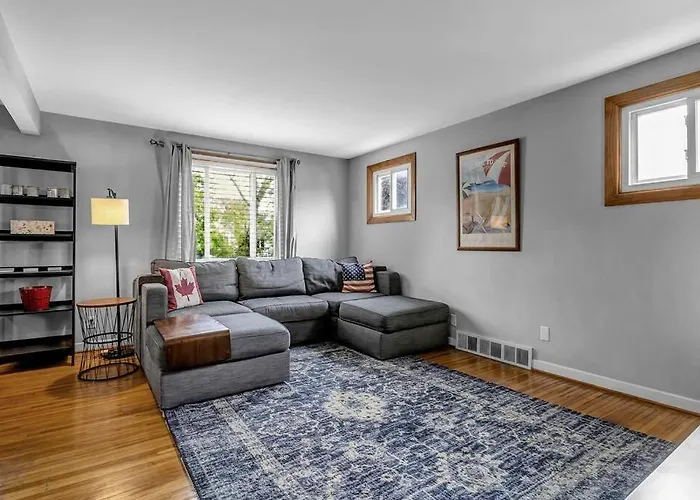 Gorgeous 2 Queen Bedroom Apartment In North Buffalo With 70 Inch Tv