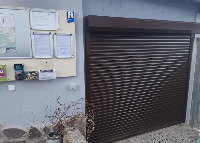 Pauls Hexenhaus Wohnung Hexe mit Fahrrad Garage und Innenhof für Motorräder