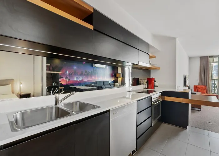 Discover Urban Bliss In Our 1-Bedroom King Bed Apartment! City Views And Cultural Gems