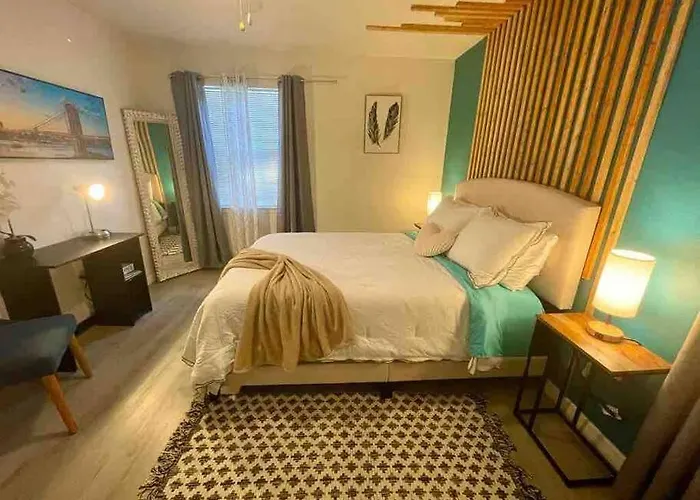 The Botanical Retreat, King Comfort & Poolside Peace