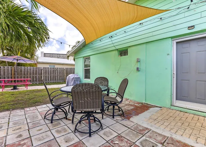 Jensen Beach Home: Walk To Beach Access!