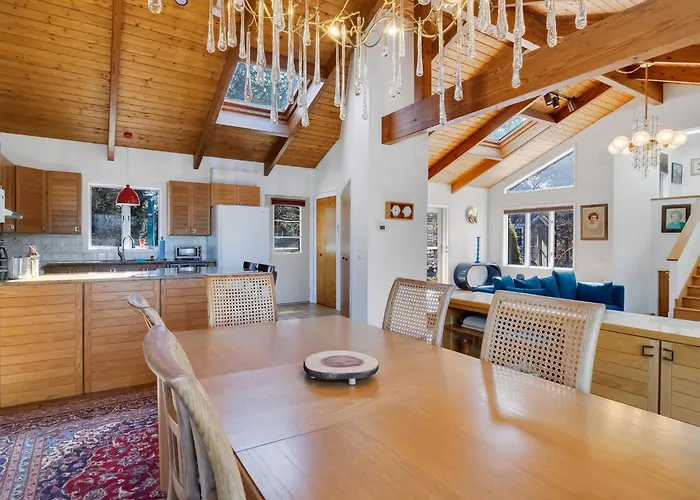 Stylistic Home And Easy Walk To The Beach