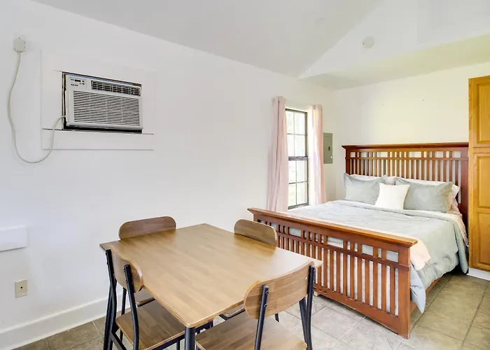 Charming Biloxi Studio W/ Community Pool & Lake!