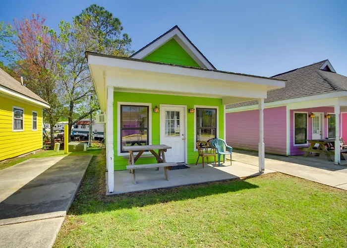 Charming Biloxi Studio W/ Community Pool & Lake!