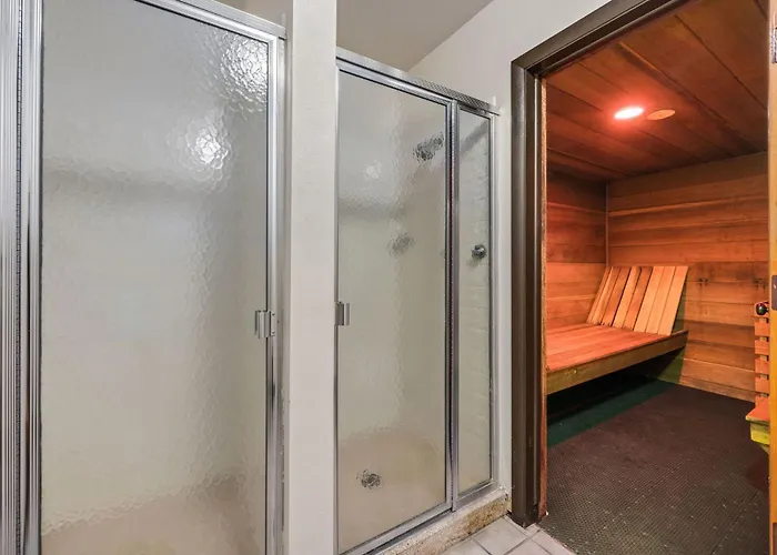 The Fox Den In Old Town! Pool, Sauna & Game Room