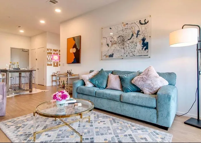 Stylish Downtown Condo W/ Pool & Parking