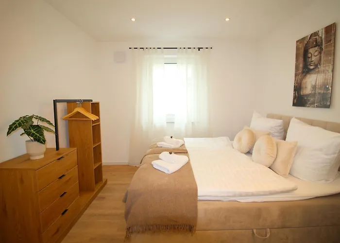 Großes Apartment mit Küche, Dusche, Badewanne, Balkon, Parkplatz vor dem Haus, ruhig gelegen, ADA4
