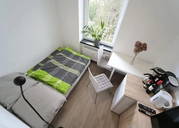 Preiswertes modernes Gästezimmer mit komfortablem Bad