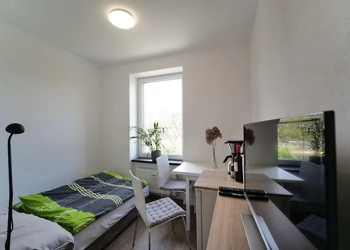 Preiswertes modernes Gästezimmer mit komfortablem Bad