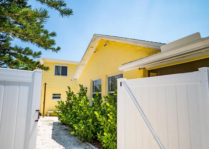 Sun-Drenched 1BR Apt - 5min walk to Beach