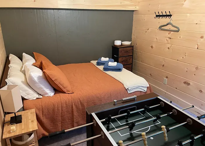 Creekside Getaway - King Bed - Full Kitchen