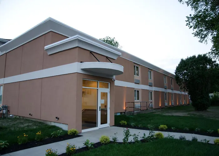 Aashram Hotel By Niagara River
