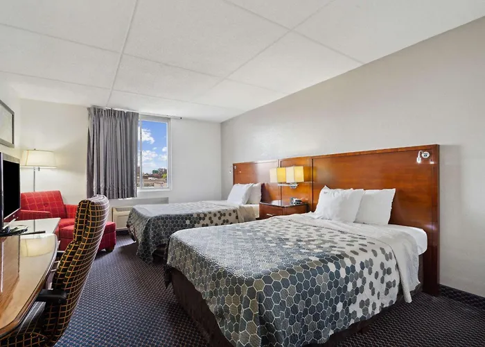 Econo Lodge Inn & Suites Waterloo Downtown