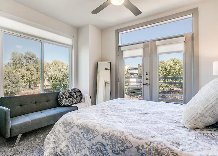 Luxury Condo Facing Riverwalk Free Parking Pet Friendly Centrally Located