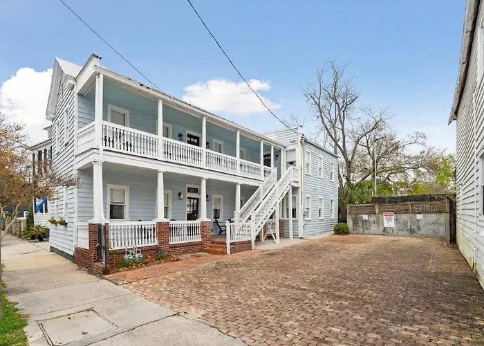 Downtown 3 Bedroom With Tons Of Natural Light