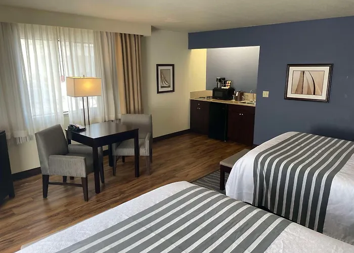 Best Western Plus Edmonds Harbor Inn