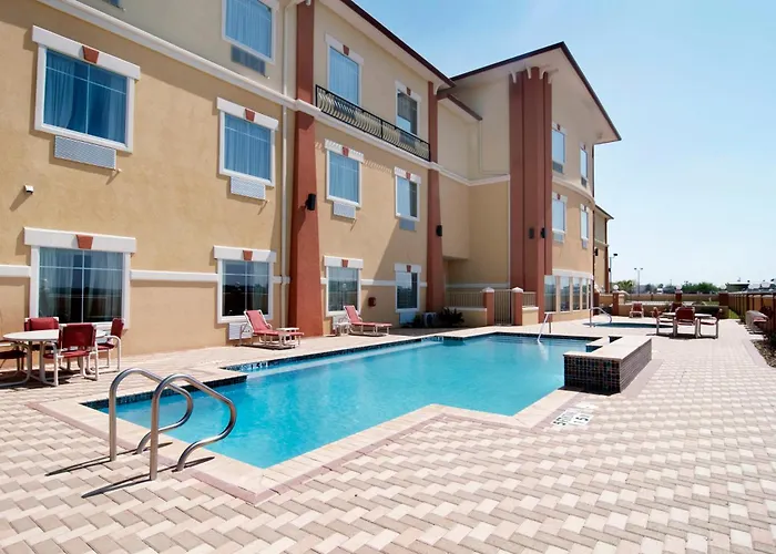 Super 8 By Wyndham Hidalgo At La Plaza Mall & Mcallen Airport