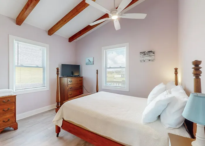 Dog-Friendly Waterfront House With Beach Access & Fireplace - Snowbirds Welcome