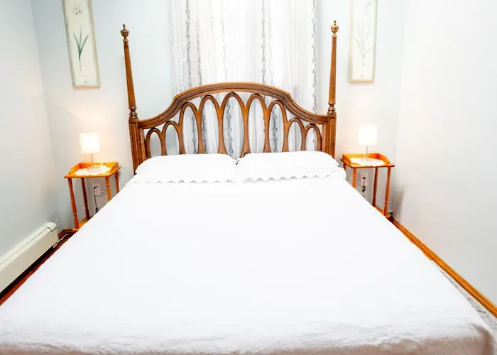 Modern Beautiful Apartment-5 Beds-Full Kitchen-Parking-Super Clean-Great For Groups