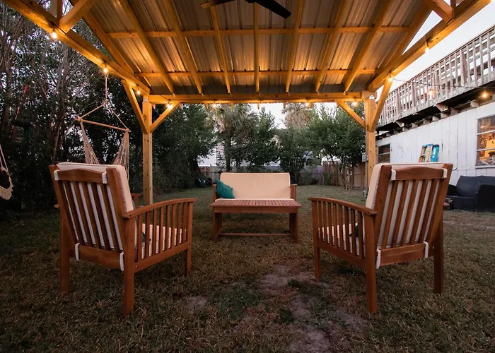 Seas The Day - 4 Blocks To The Beach, Restaurant, And Bar District - Great Deck And Outdoor Space!!
