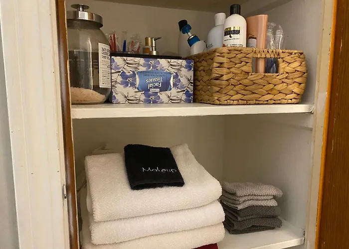 Peace of Cleveland: Pet-Friendly 2BR with Study