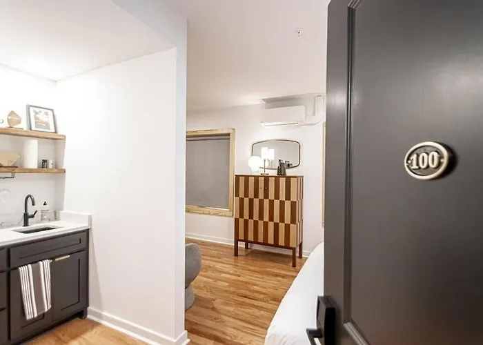 Historic Downtown Studio, Walk To Bathhouses, Room # 100