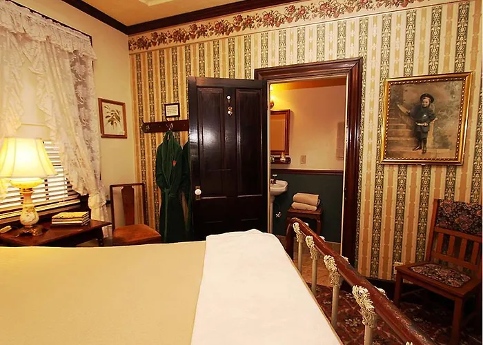 Historic National Hotel & Restaurant Jamestown