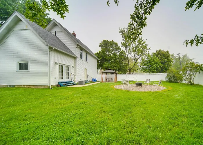 1 Block To Bridge Street: Lake Erie Vacation Home!