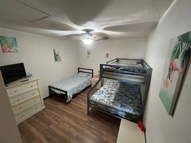 3 Bedroom, 2 Bath 1 Min Walk To The Beach