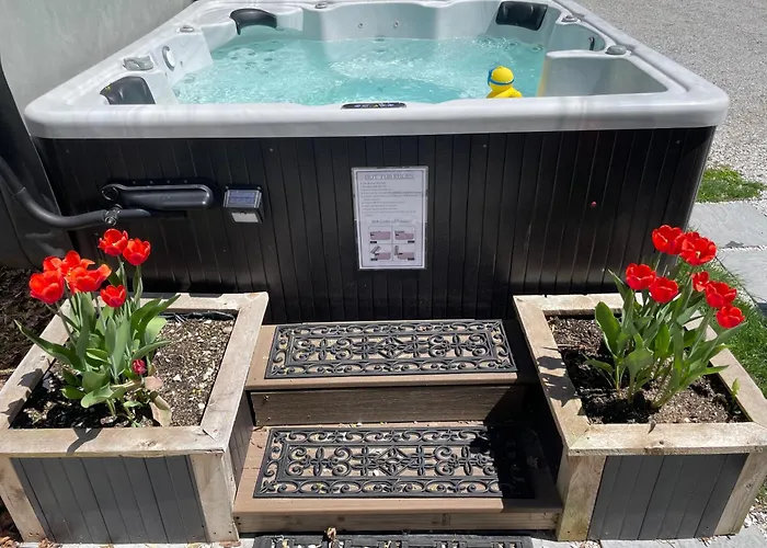 Cozy 3 Bedroom Getaway With Hot Tub