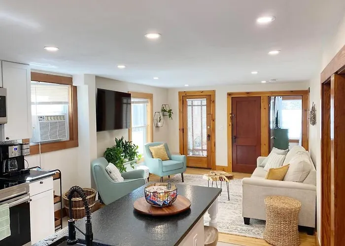 Cozy 3 Bedroom Getaway With Hot Tub