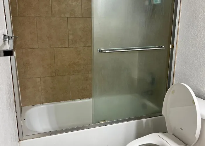 Lovely 1Bed,1Bath Condo With Free Parking