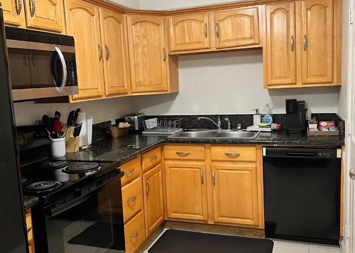 Peaceful 2Bed,1Bath Condo With Free Parking All Yours To Enjoy