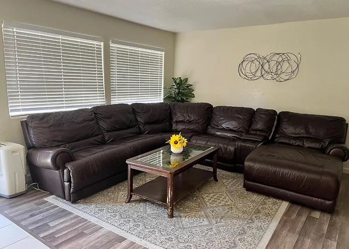 Peaceful 2Bed,1Bath Condo With Free Parking All Yours To Enjoy