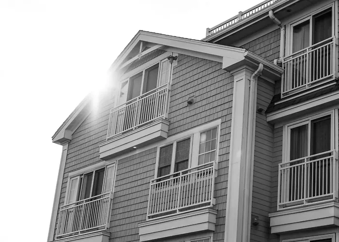 Newport Beach Hotel & Suites