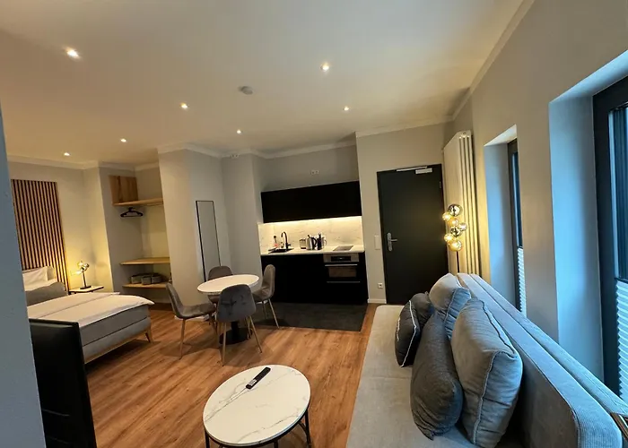 City-Studio im Innenhof mit Boxspring-Bett und Community-Raum
