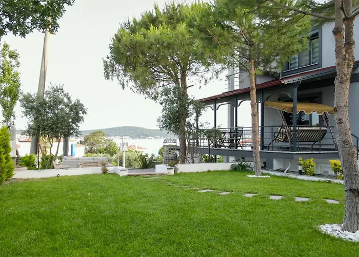 Select Cunda Guest House - Sea View With Garden 2 Bedroom Apartment At Cunda Island