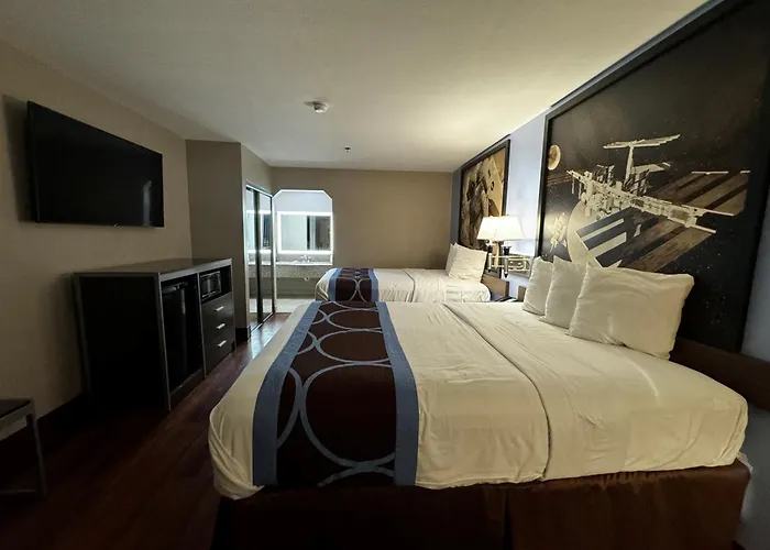 Super 8 By Wyndham Houston Webster Nasa
