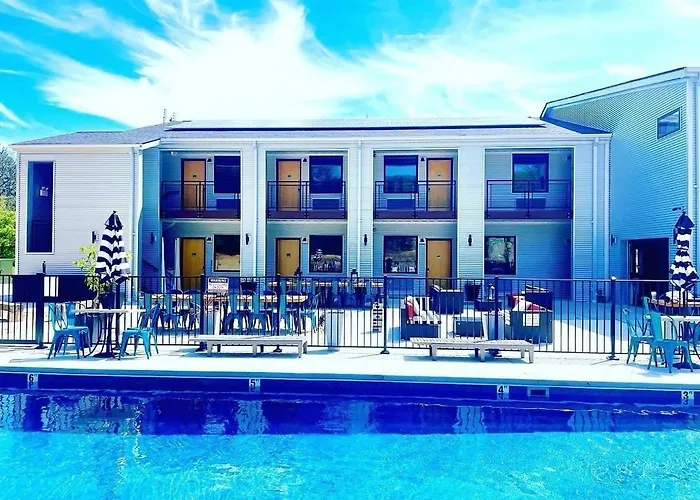 Modern Deluxe Suite For 10 With Pool
