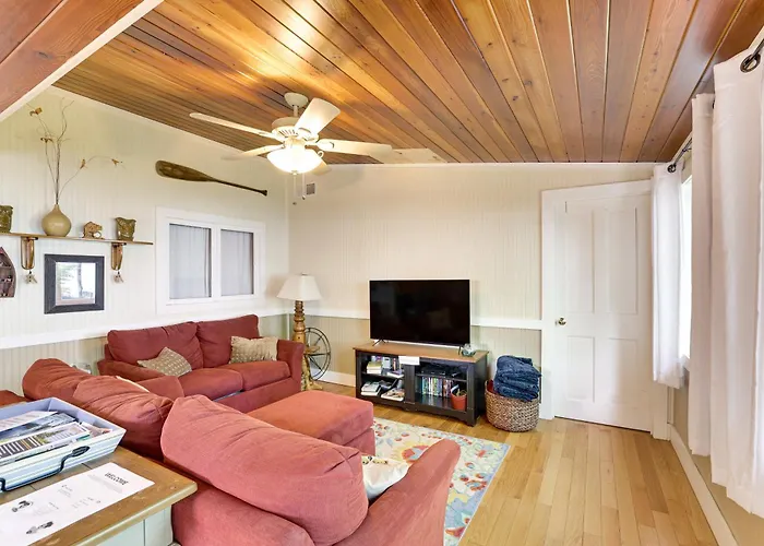 Cozy Lake Champlain Cottage W/ Private Beach!