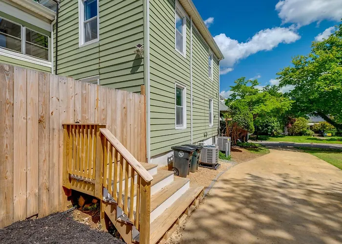 3 Mi To Liberty U: Apt W/ Full Kitchen & King Bed!