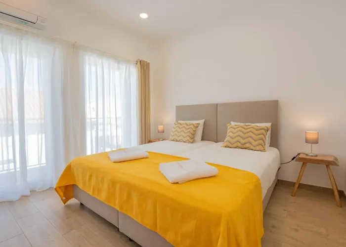 Villa Harbour Rooms & Apartments