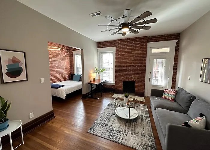 Big Brick 2 Bedroom Apartment In Victorian Village