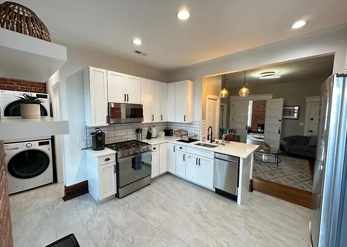Big Brick 2 Bedroom Apartment In Victorian Village