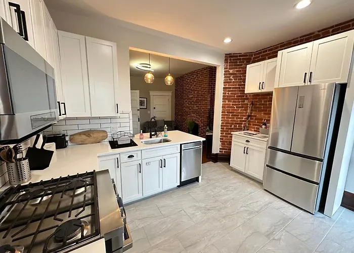 Big Brick 2 Bedroom Apartment In Victorian Village