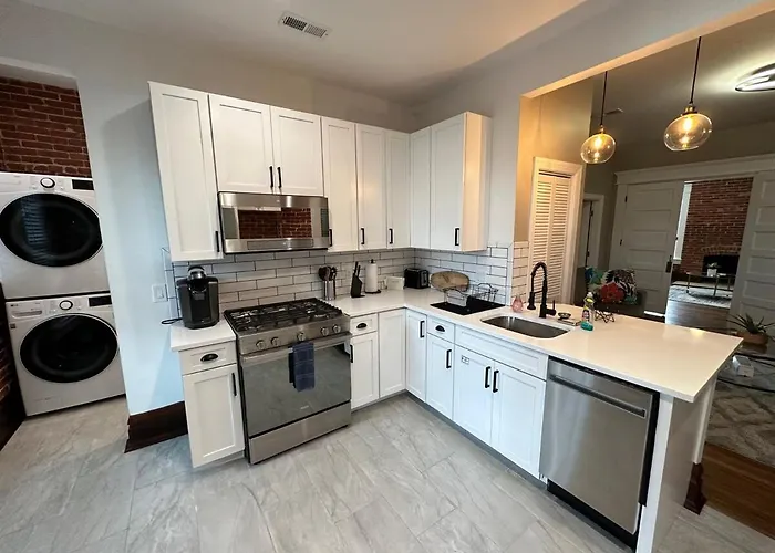 Big Brick 2 Bedroom Apartment In Victorian Village