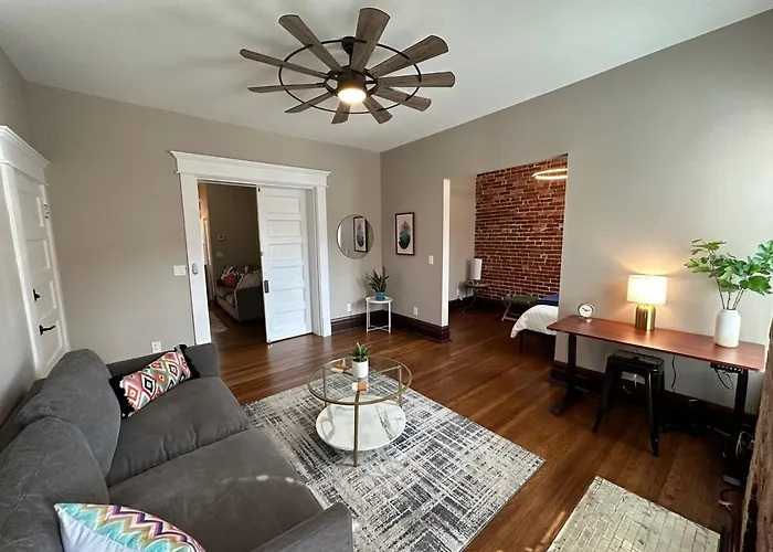 Big Brick 2 Bedroom Apartment In Victorian Village