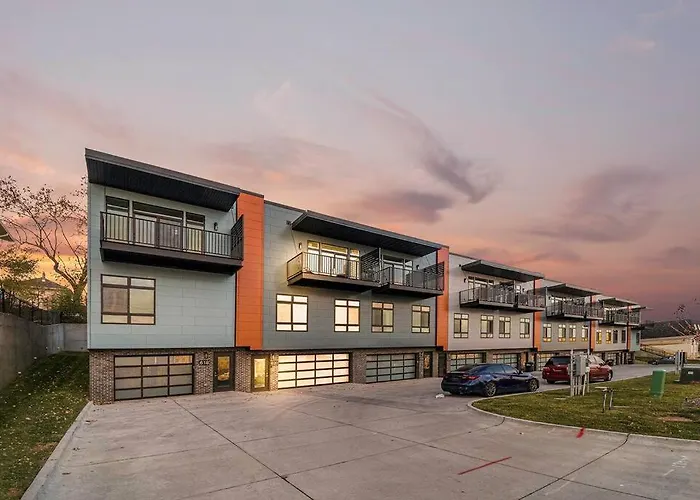 Luxurious Midtown Retreat With Elevator Access